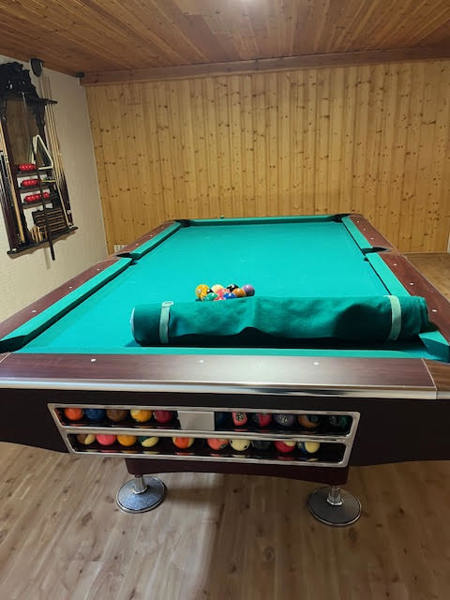Biljardbord,omärkt, komplett med köer,köställ m.m