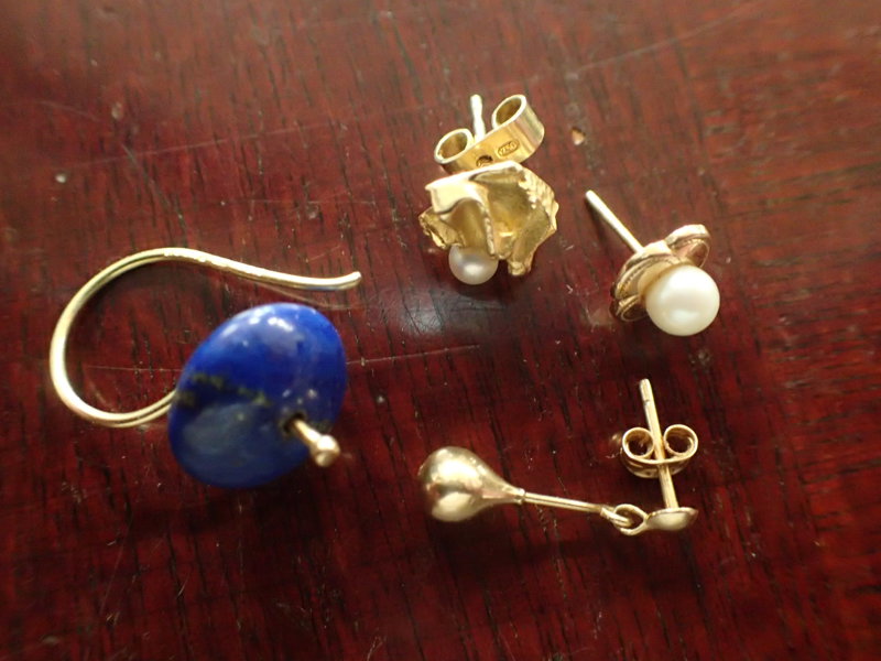 4st örhängen  18k med pärlor o stenar