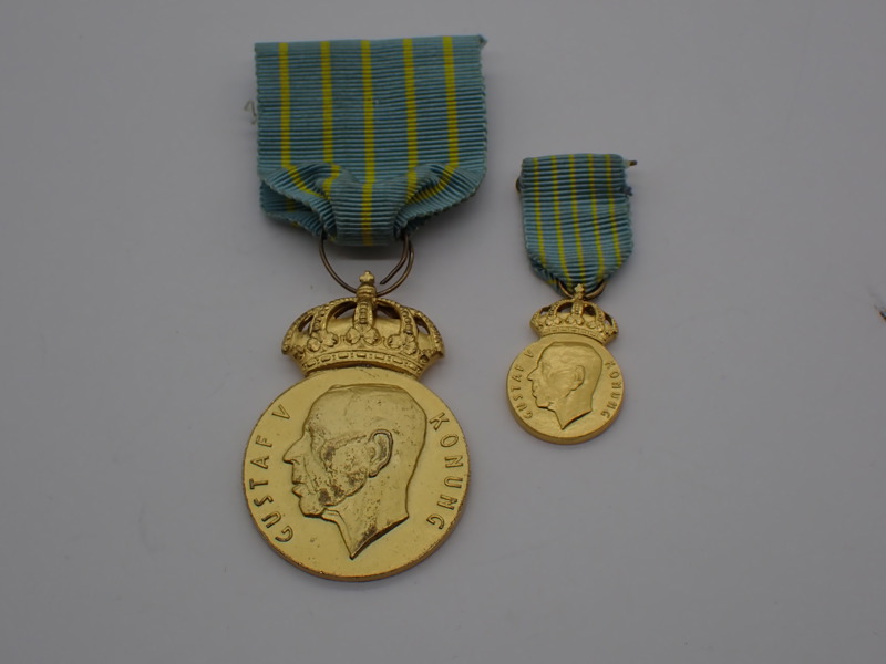 2 st MEDALJER Gustaf V, förgyllt silver