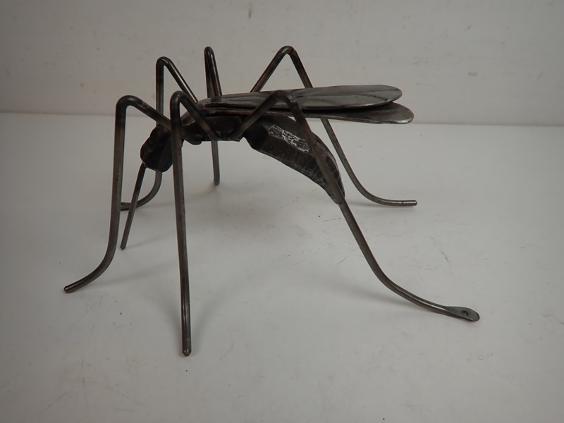 SKULPTUR "Mygga" i smide, sign J M