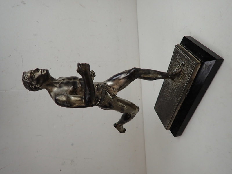 SKULPTUR "Löpare" metall på stensockel