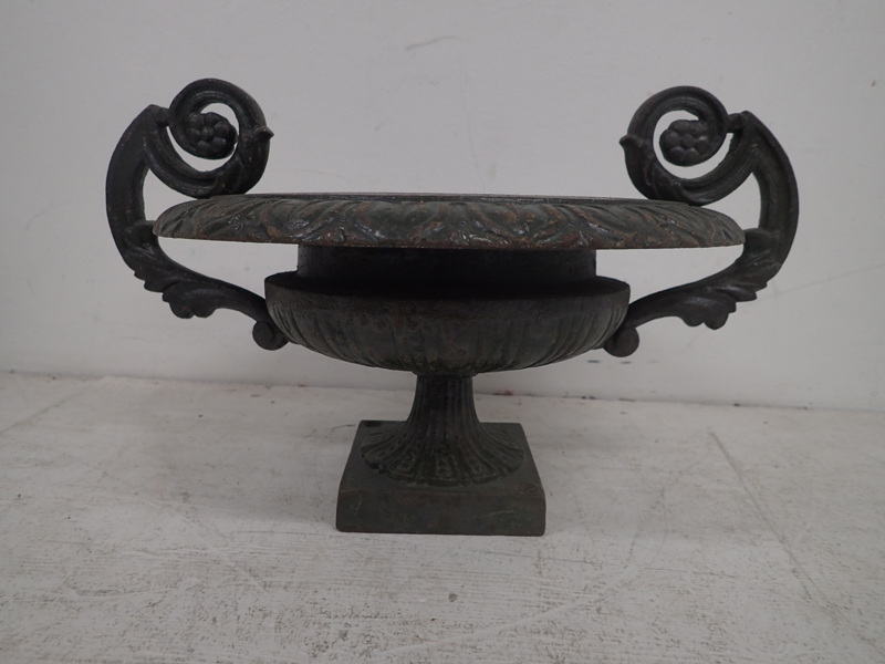 Trädgårdsurna i gjutjärn     H:23cm    D:38cm