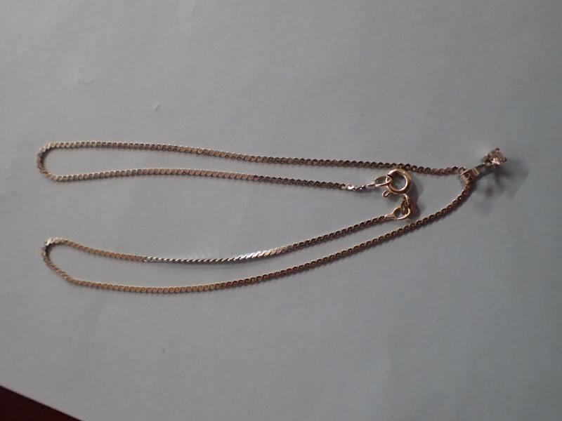 Halskedja 18k vitguld ,hänge 18k vitguld ,liten diamant