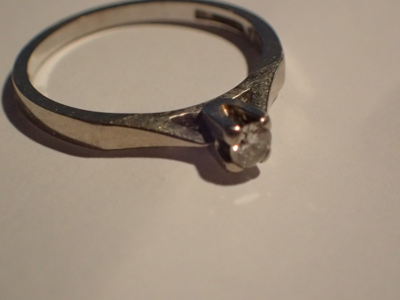 Ring 18k vitguld med briliant 0,12ct