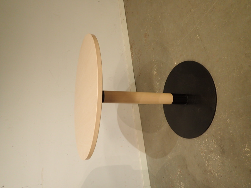 Pelarbord med metallfot